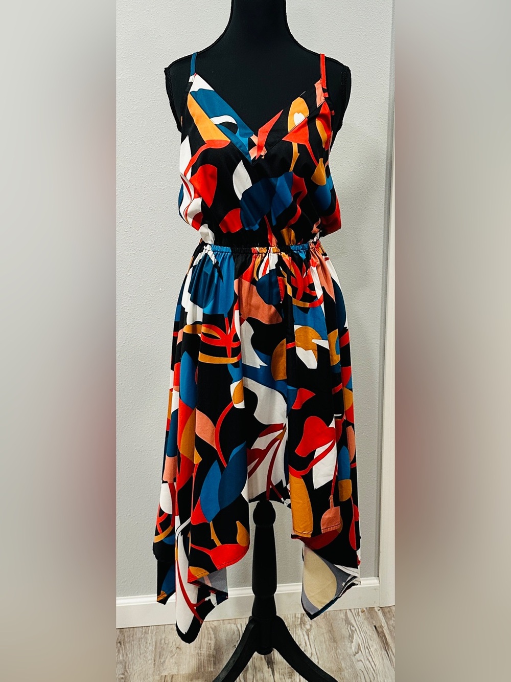 Asymmetrical sleeveless multicolor dress.